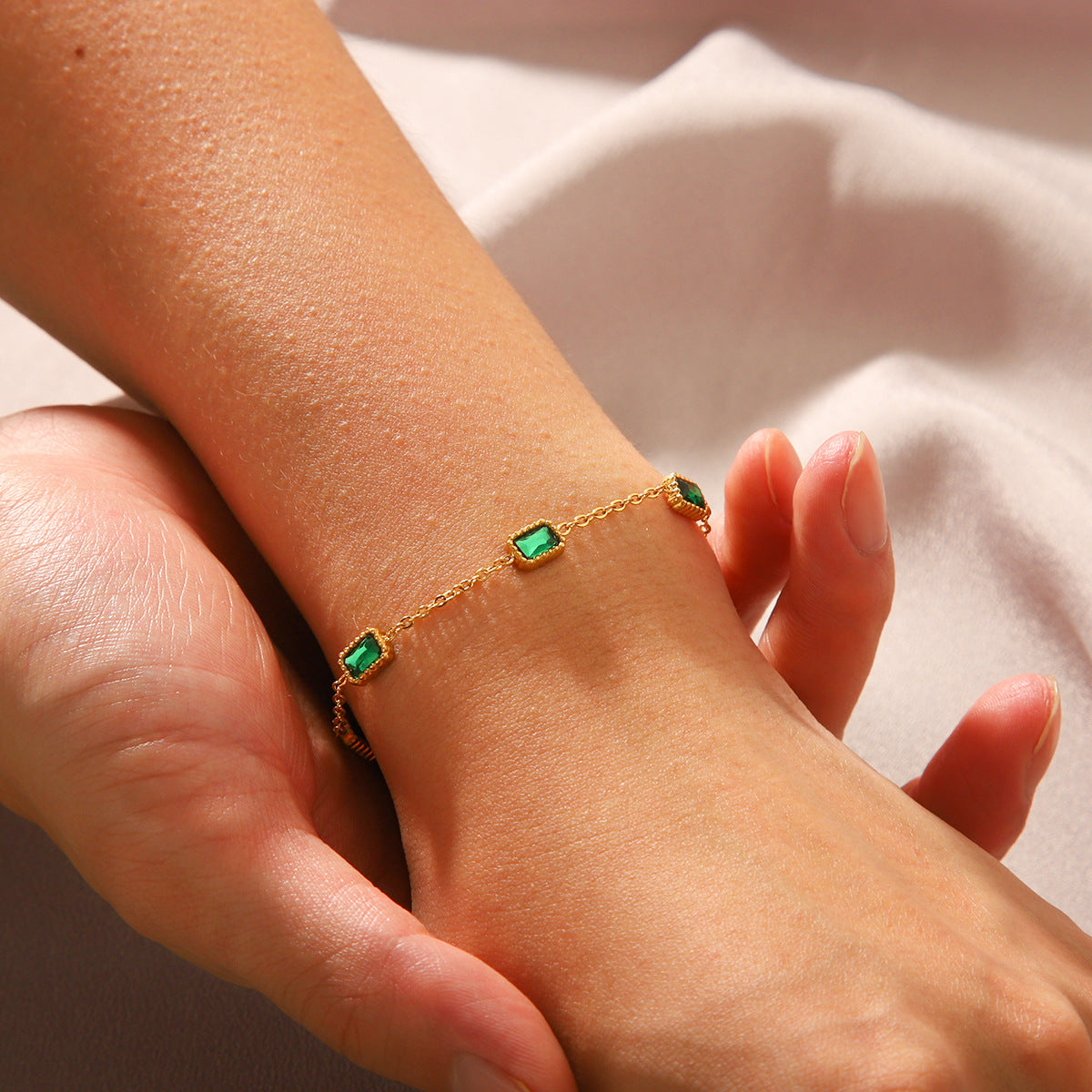 Bracciale da donna in acciaio al titanio stile INS con placcatura in oro 18 carati e intarsio di zirconi geometrici