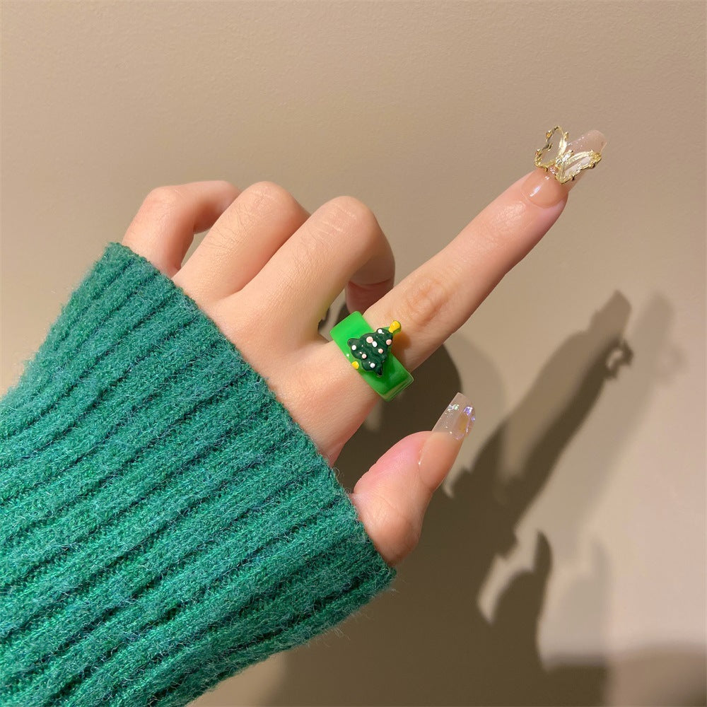 Simpatico anello in resina a tema natalizio per donna con forme di albero di Natale e renne, design geometrico smaltato