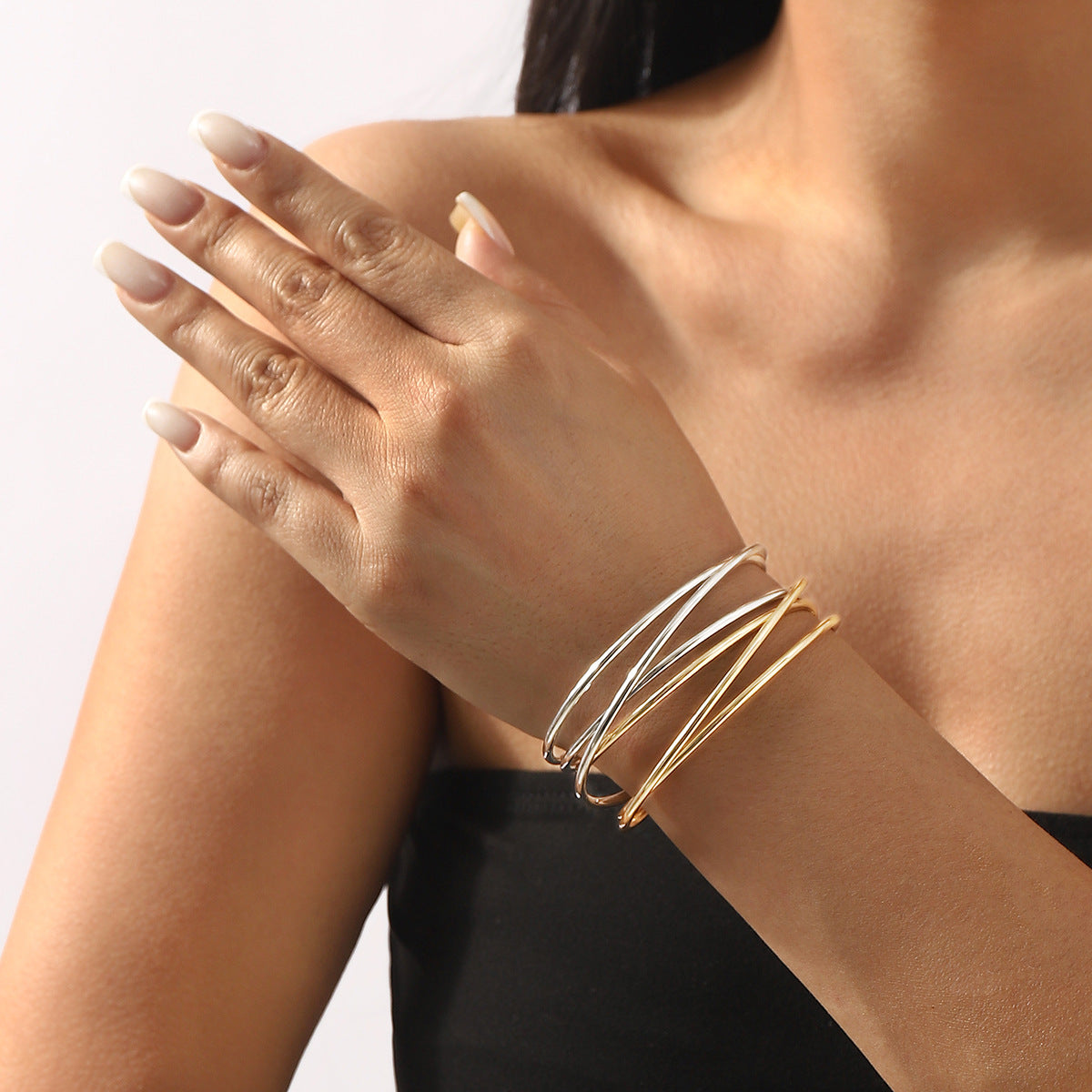 Pulsera minimalista geométrica de línea cruzada para mujer en hierro con acabado chapado