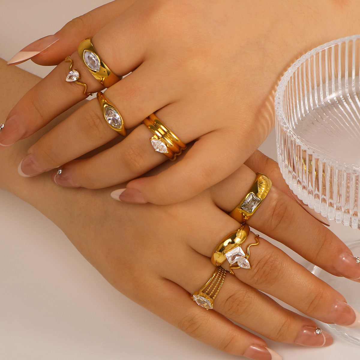 Anello minimalista geometrico in acciaio inossidabile con intarsio di zirconi e finitura placcata per uomo e donna