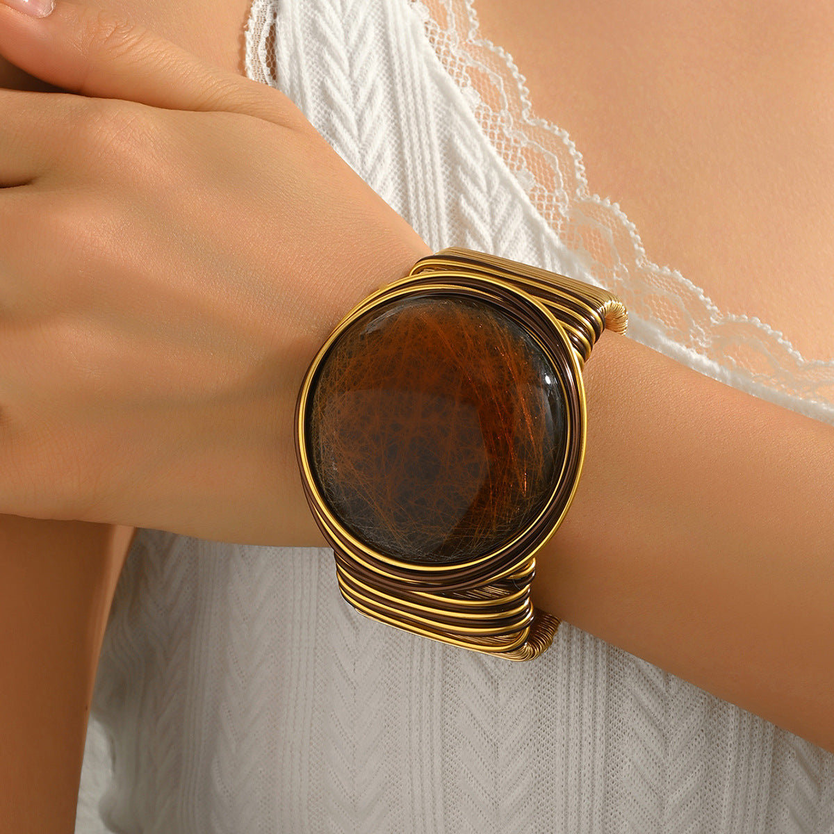 Bracciale rigido aperto geometrico minimalista da donna con base in lega placcata oro e intarsio in gemma artificiale
