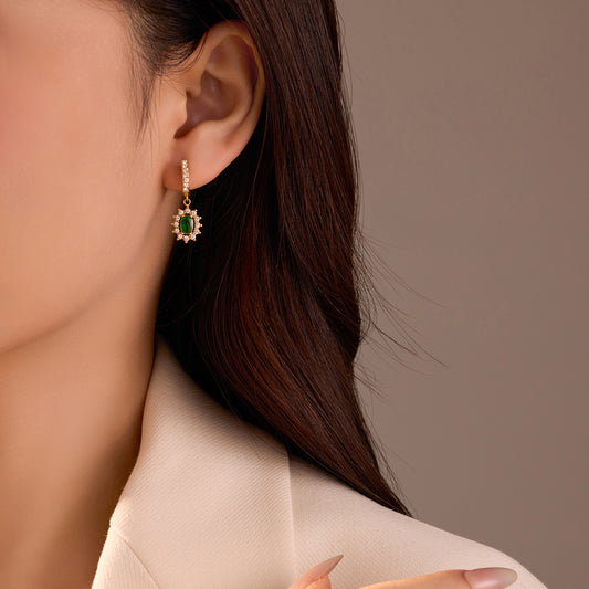 Aretes colgantes de acero inoxidable chapado en oro de 18 quilates con diseño minimalista en forma de girasol, incrustaciones de circonia y acento de esmeralda
