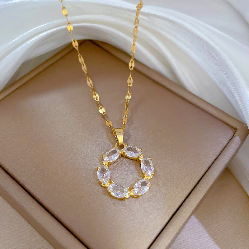 Collana Pendente Minimalista da Donna in Acciaio al Titanio con Forma ad Anello Geometrico e Intarsio di Zirconi