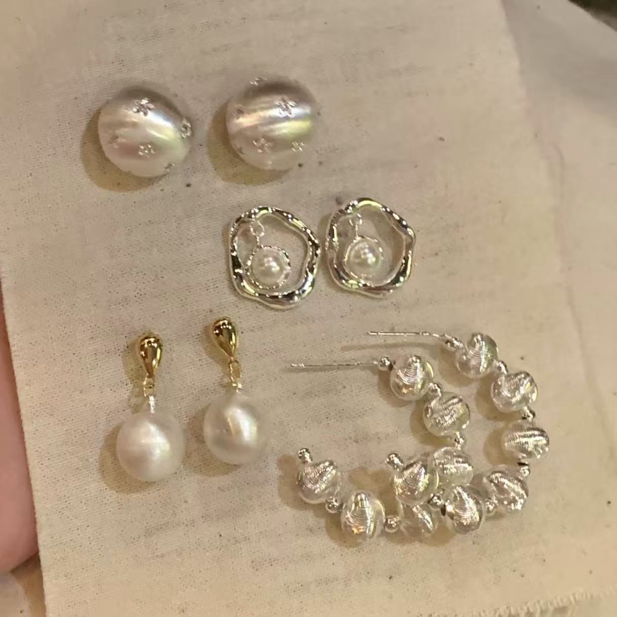 Pendientes de metal geométricos minimalistas con incrustaciones de diamantes de imitación y acabado cepillado para mujer