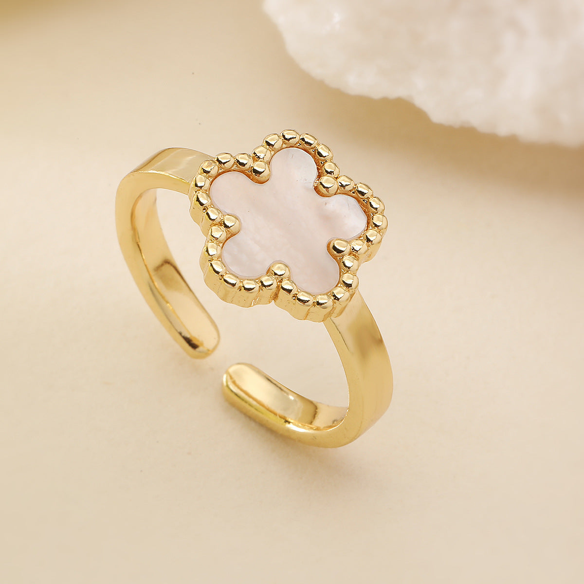 Anello da donna aperto, minimalista, geometrico, a forma di fiore, in rame con finitura placcata