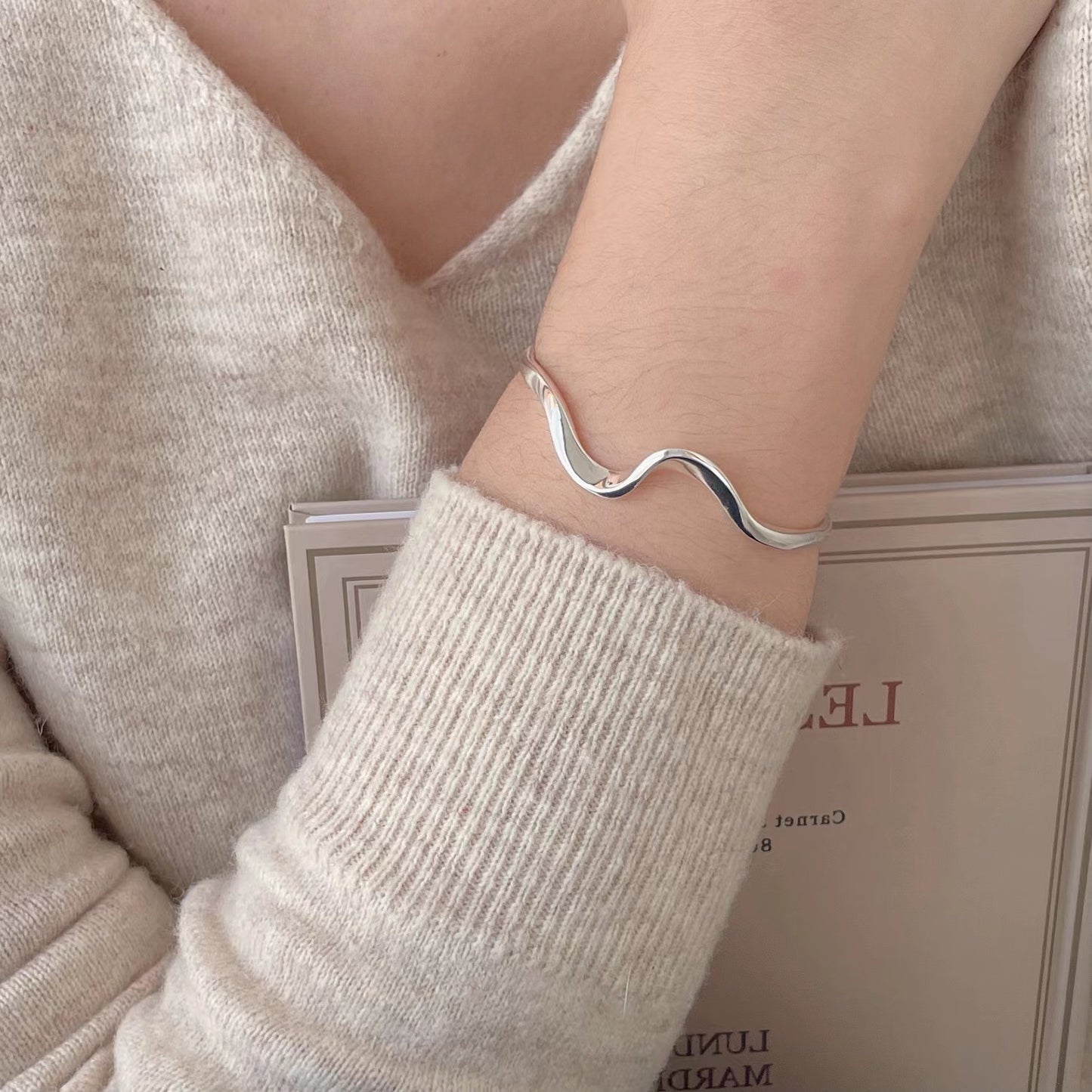 Bracciale a fascia aperta ritorto geometrico lucido in argento sterling 925 minimalista