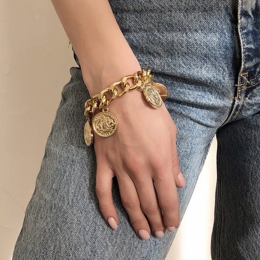 Catenina da mano Geometric Punk da donna con corpo in lega e finitura placcata oro, caratterizzata da un'audace silhouette a moneta e dettagli lineari audaci