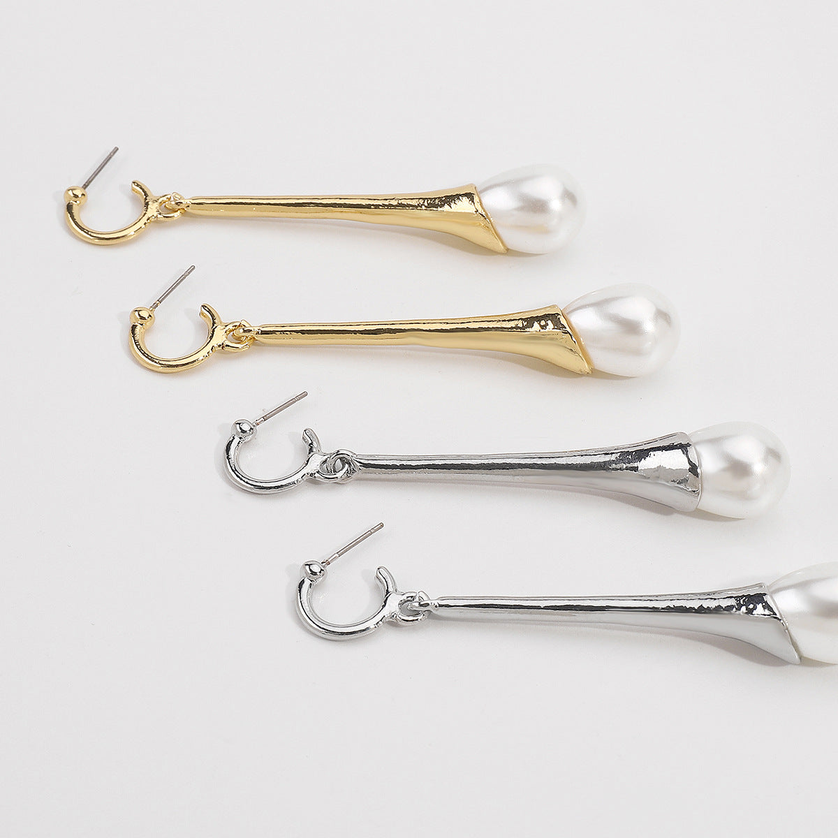 Orecchini pendenti da donna alla moda con perle geometriche in lega e finitura placcata con linee che ricordano gli strass