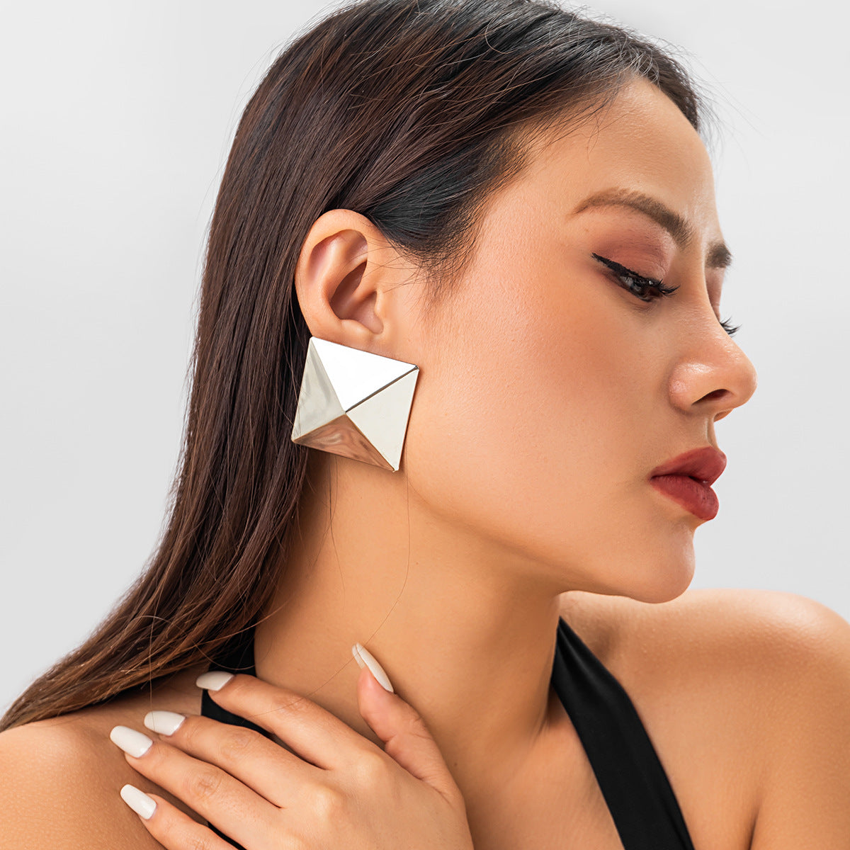 Pendientes de Metal Geométricos Plisados con Borlas Exageradas, Postes de Acero Inoxidable y Acabado Chapado para Mujer