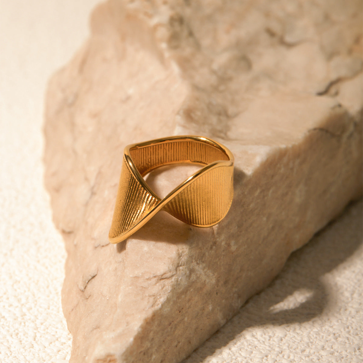 Anello unico asimmetrico a fascia ritorta, in acciaio inossidabile placcato oro 18 carati, gioiello di moda unisex
