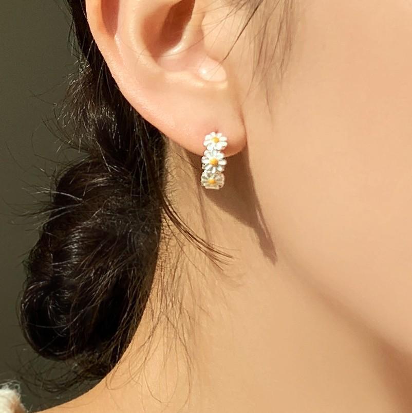 Minimalist Daisy-Shaped 925 Sterling Silver Stud Earrings for Women with Polished Finish