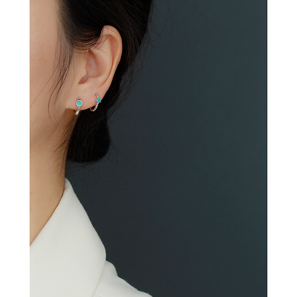Orecchini a perno tondi con intarsi di diamanti in argento sterling 925