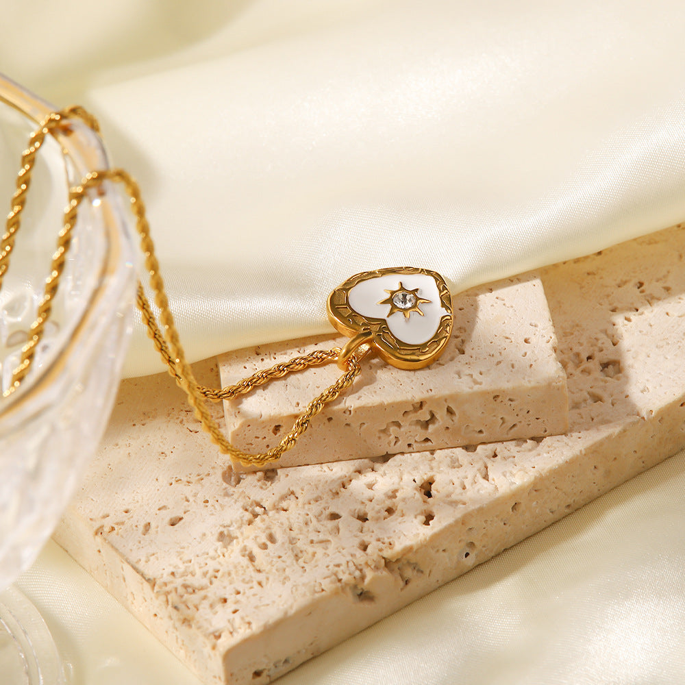 Collana francese retrò da donna in acciaio al titanio, a forma di cuore intrecciato, con intarsio in zircone trasparente e finitura placcata