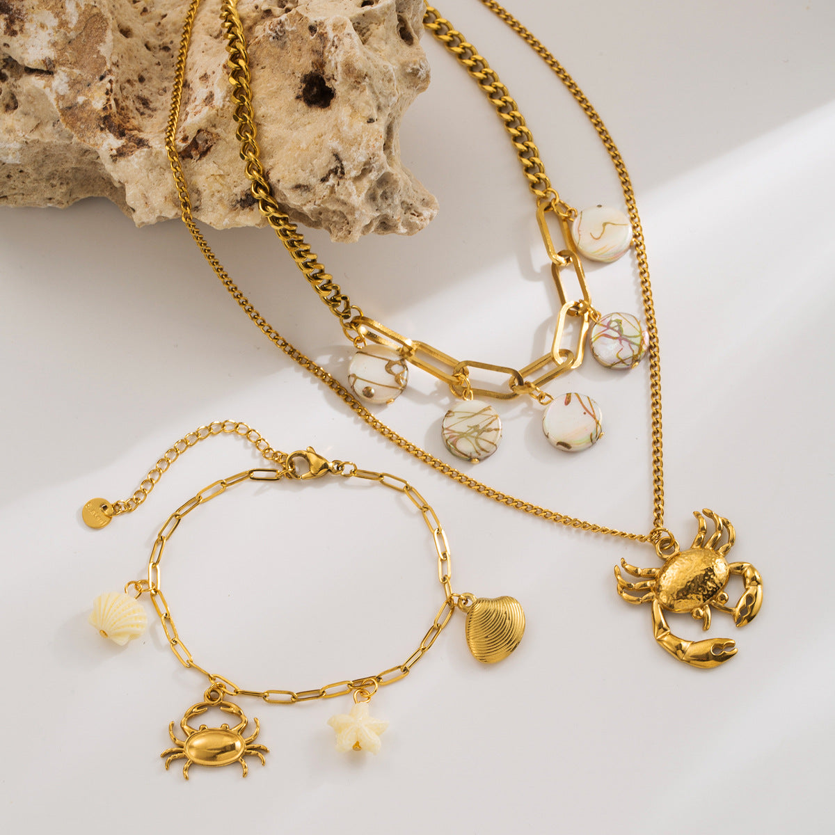 Collana con ciondolo a forma di granchio in stile vacanza in acciaio inossidabile con intarsio in conchiglia, design geometrico, placcato oro, catena per clavicola da donna
