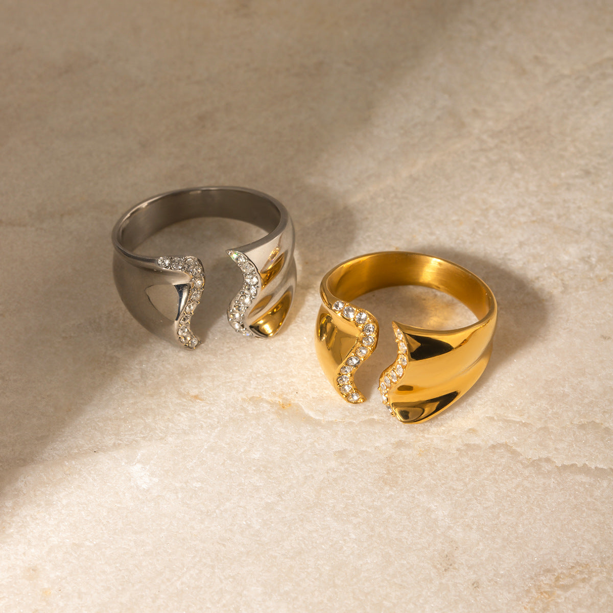 Anillo Minimalista de Acero Inoxidable Bañado en Oro de 18K con Incrustación de Pedrería, Diseño Geométrico Abierto, Unisex