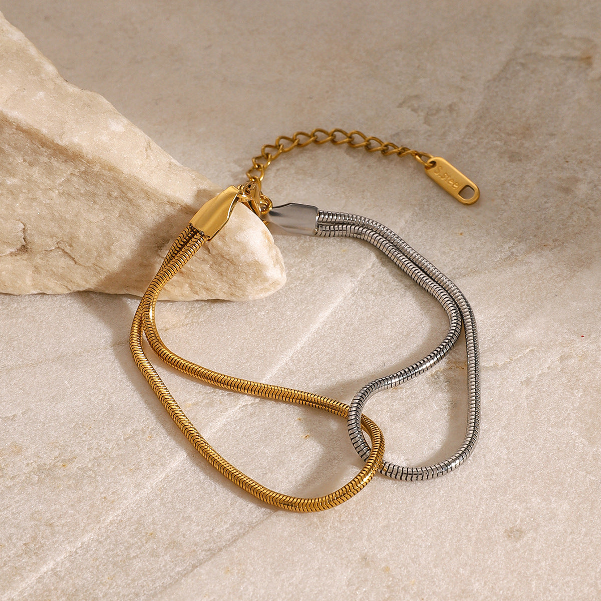 Pulsera geométrica de acero inoxidable chapado para mujer con estilo moderno minimalista y diseño de líneas limpias