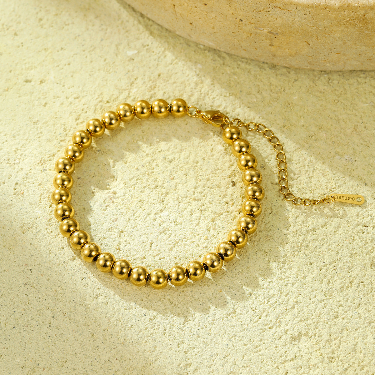 Bracciale minimalista con perline regolabile da donna in acciaio inossidabile placcato oro 18 carati