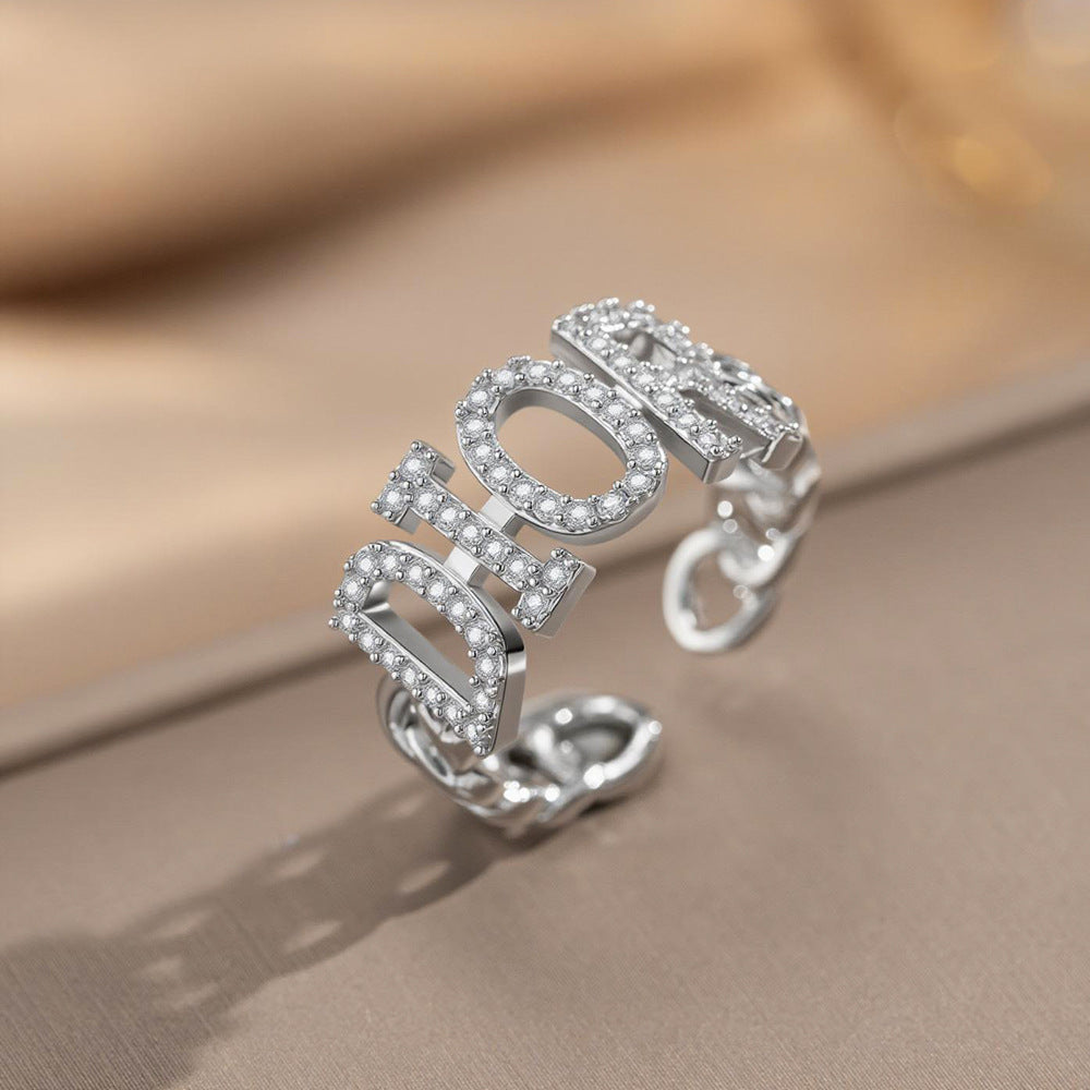 Anillo Minimalista de Letra Hueca con Incrustaciones de Pedrería y Baño de Oro de 18K para Mujer