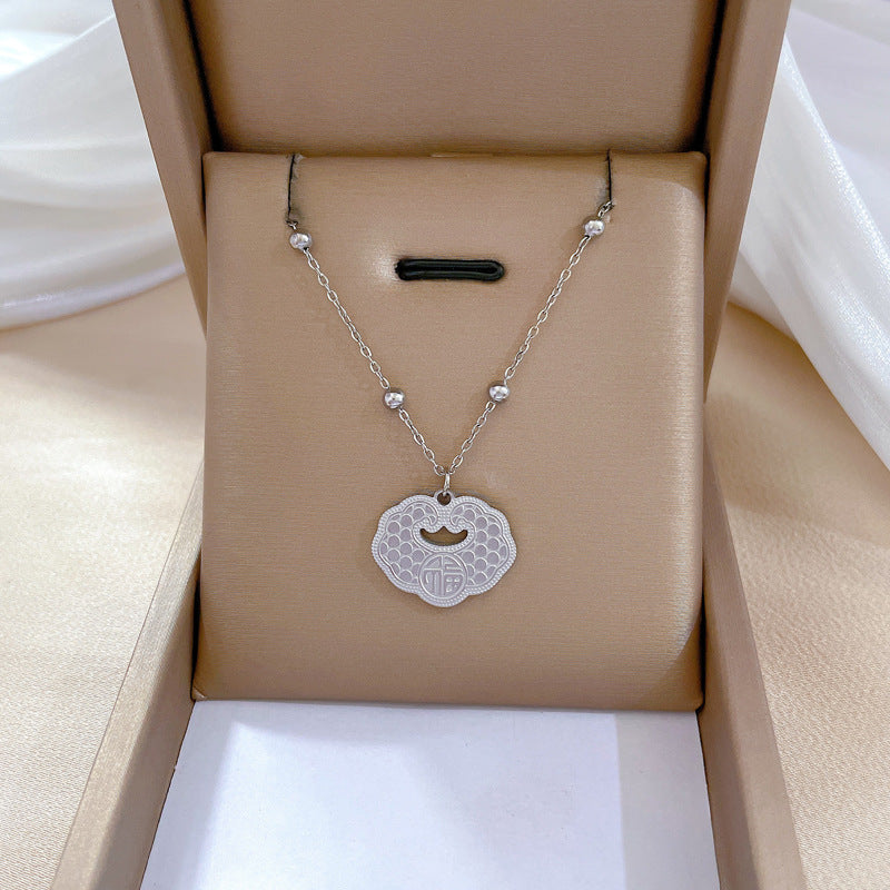 Collana con ciondolo minimalista in acciaio al titanio a forma di nuvola e carattere Fu, placcata oro, con delicata catena a clavicola, da donna