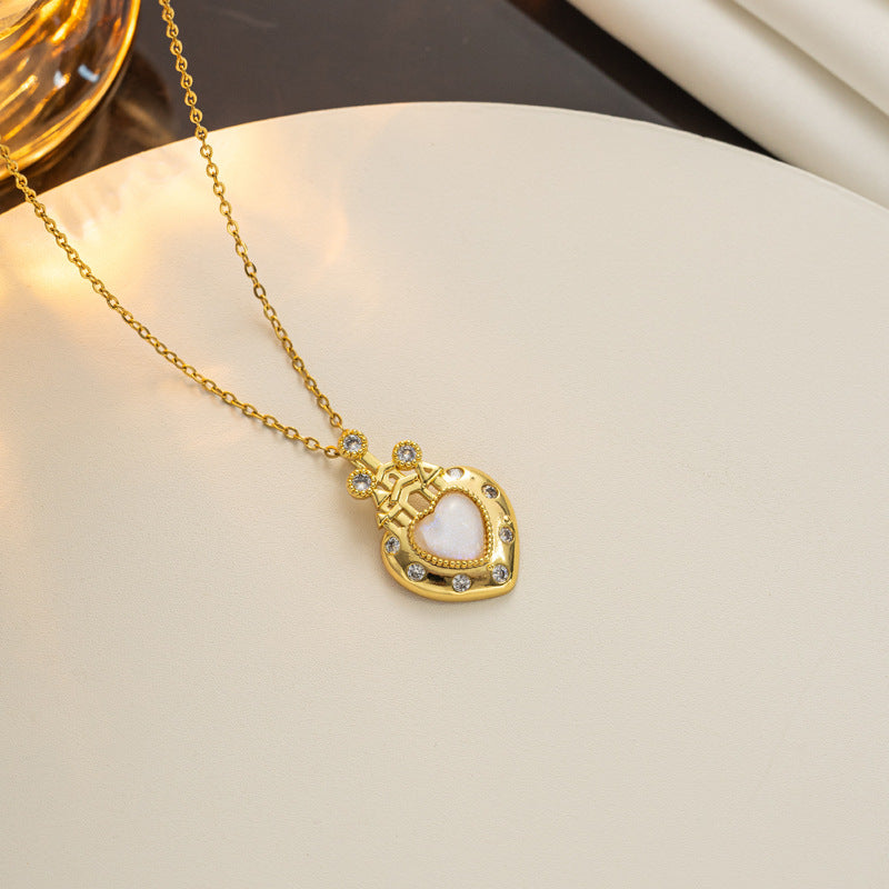 Collar con colgante de corazón de castillo geométrico minimalista para mujer en acero de titanio con chapado al vacío e incrustaciones de diamantes de imitación