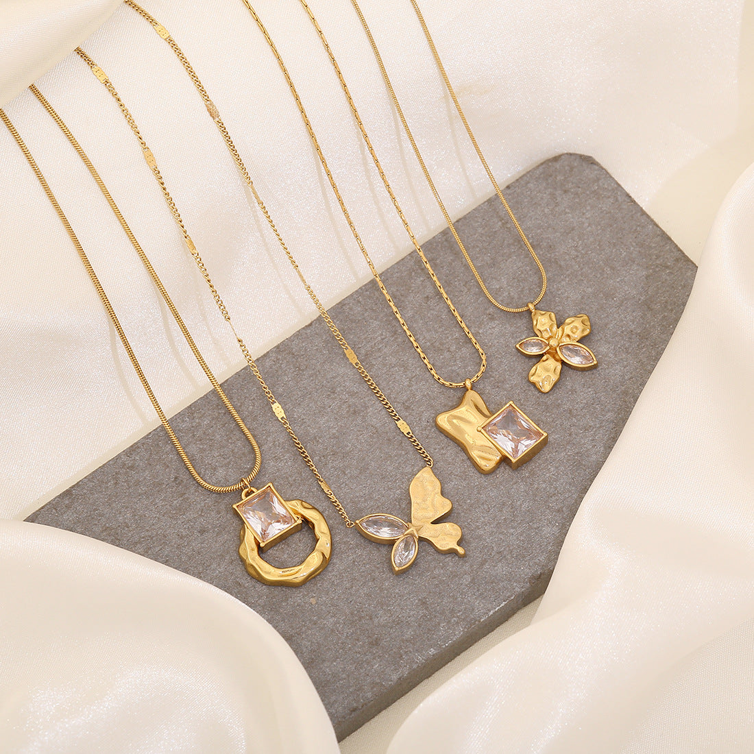 Collana con ciondolo a farfalla irregolare geometrica alla moda in acciaio inossidabile con finitura galvanica da donna