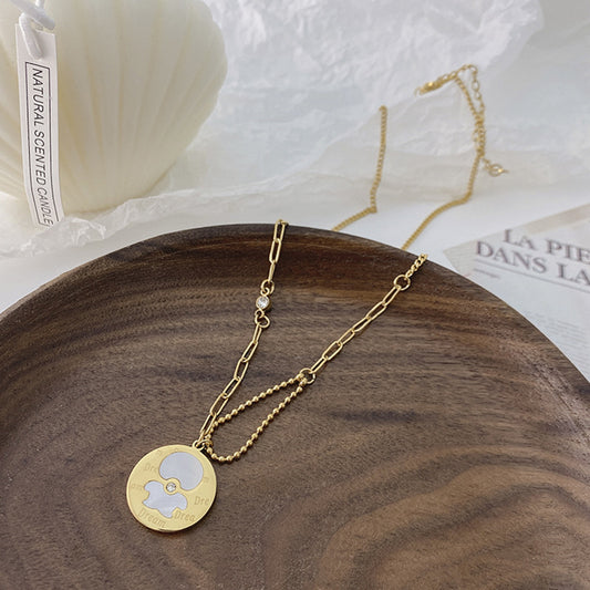 Collar minimalista de acero de titanio y nácar con forma de oso para mujer con detalles chapados en oro, delicada cadena para la clavícula
