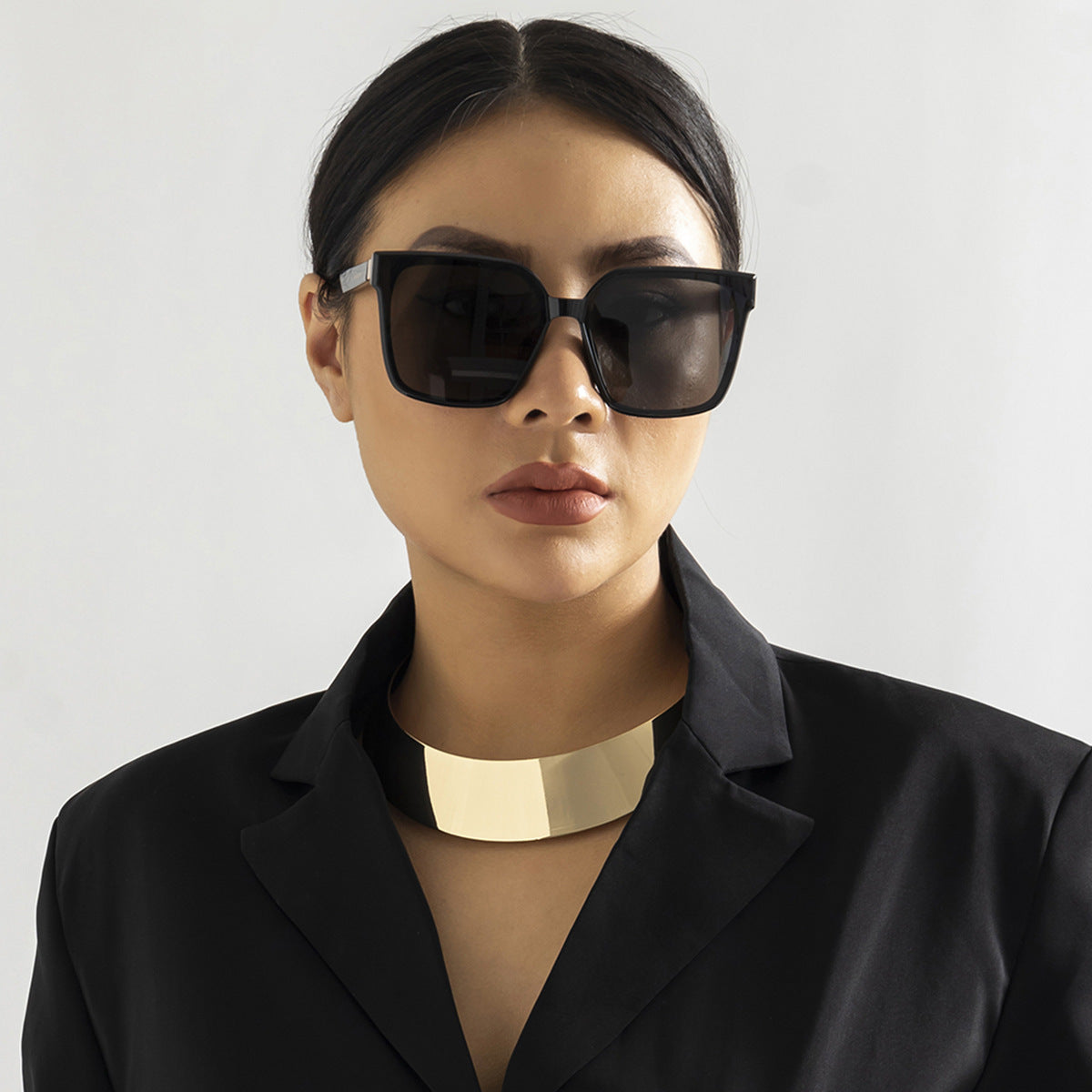 Collana Girocollo Minimalista Punk Geometrica in Metallo da Donna con Finitura Galvanizzata e Pendente a Ventaglio