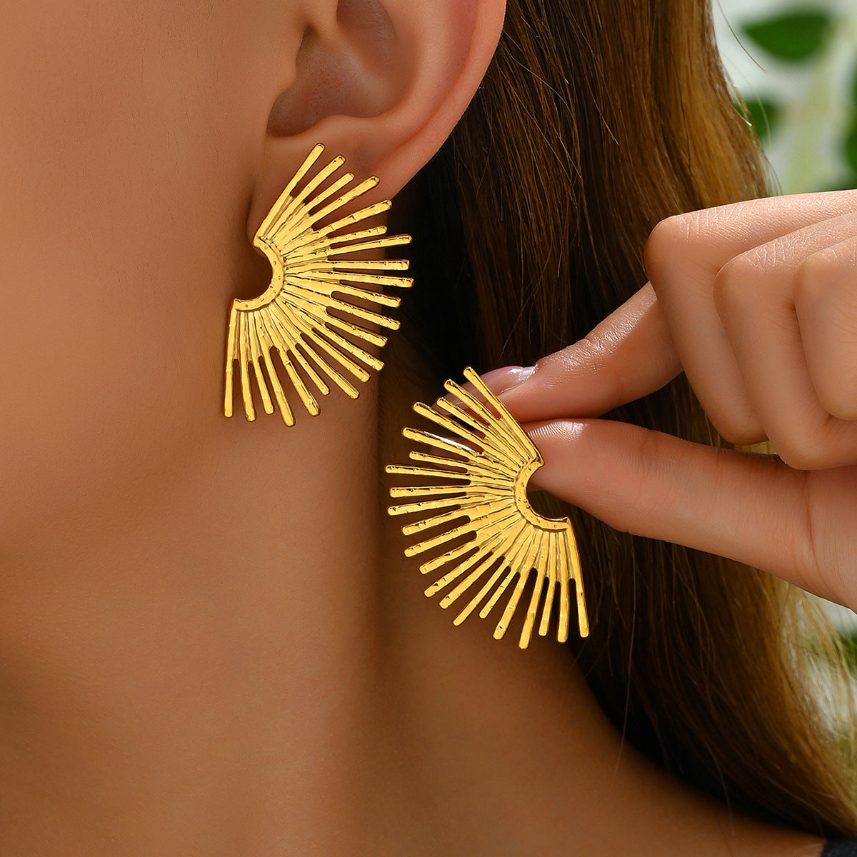 Pendientes de tuerca de aleación con forma de abanico geométrico de lujo ligero con chapado en oro de 18 quilates para mujer