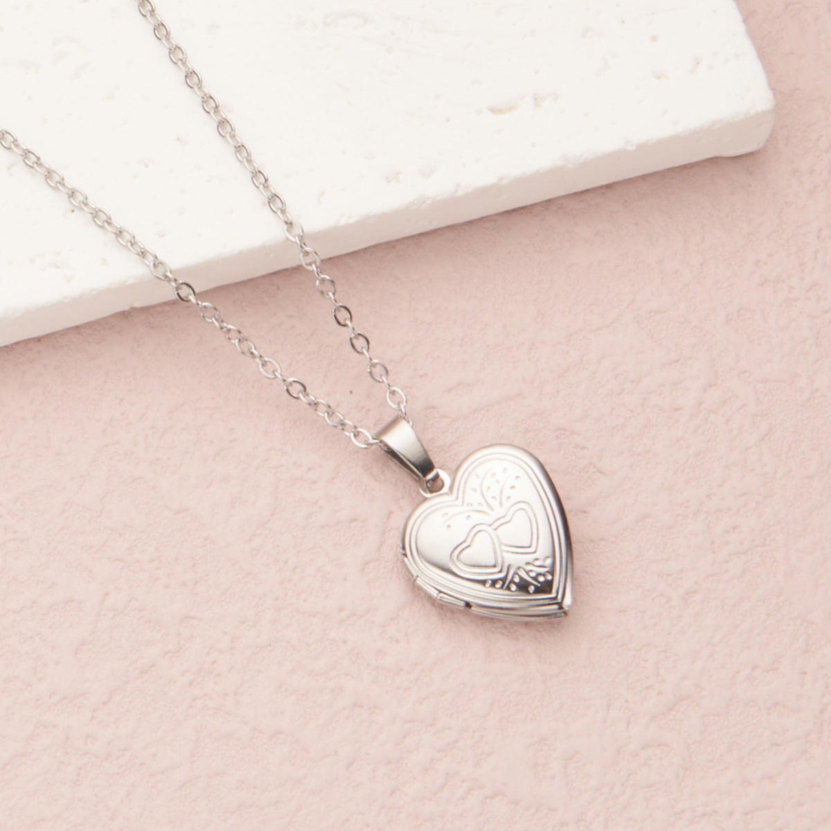 Collana con ciondolo a forma di cuore in acciaio inossidabile stile INS con montatura in acciaio al titanio e finitura in argento/oro galvanizzato