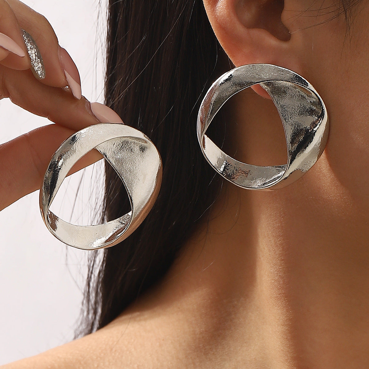 Pendientes de aleación redondos geométricos con acabado chapado para mujer, pendientes llamativos modernos y minimalistas