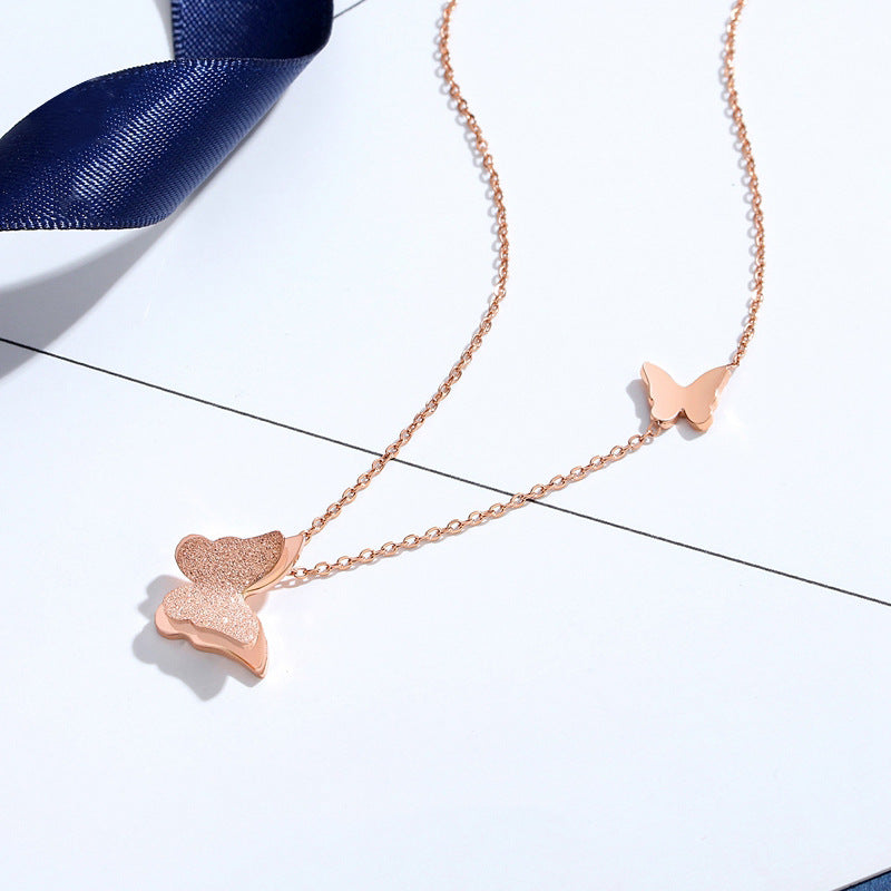 Dolce Collana Minimalista con Pendente a Farfalla in Acciaio al Titanio Placcato Oro Rosa 18K con Catena a O