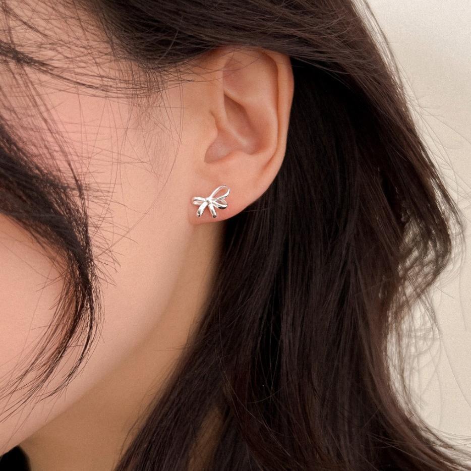 Orecchini Minimalisti a Fiocco in Argento Sterling 925 con Micro Incassatura a Pavé