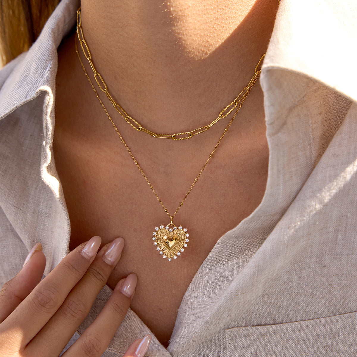 Collana pendente minimalista a forma di cuore in acciaio al titanio con finitura placcata da donna