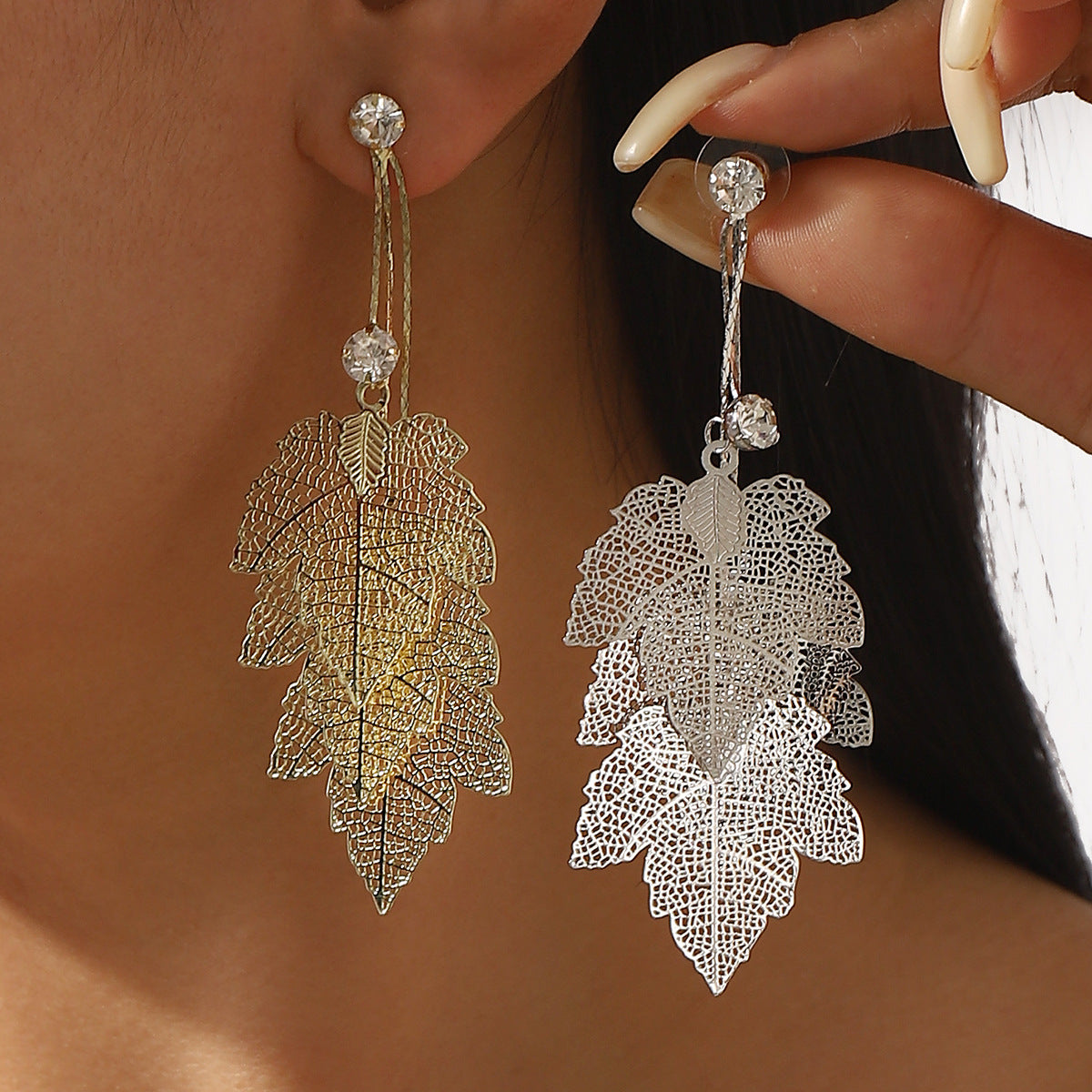 Pendientes Minimalistas Geométricos con Forma de Hoja, Textura Calada, Base de Hierro y Incrustaciones de Pedrería, Acabado Galvanizado para Mujer