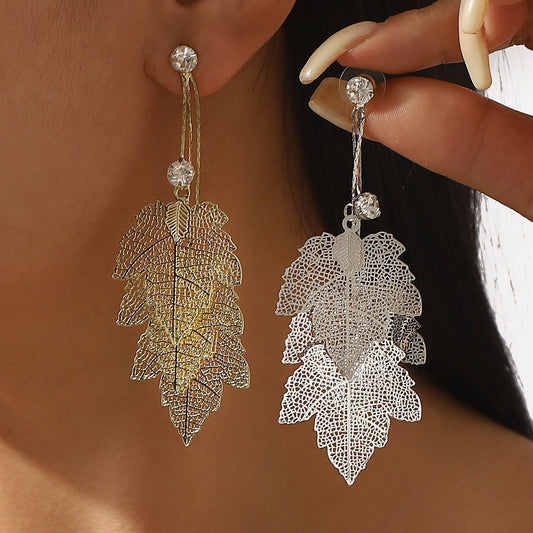 Orecchini Minimalisti a Foglia Geometrica con Texture Intagliata, Base in Ferro e Intarsio di Strass, Finitura Galvanizzata da Donna