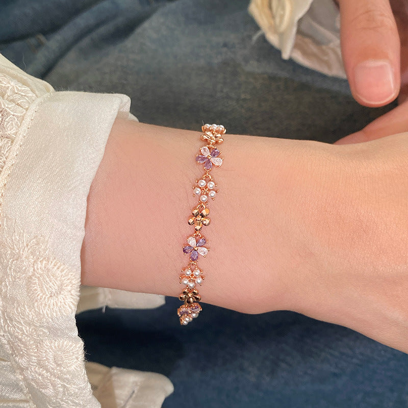 Elegante bracciale floreale con perle e intarsio in zircone da donna, accessorio di lusso minimalista per tutti i giorni