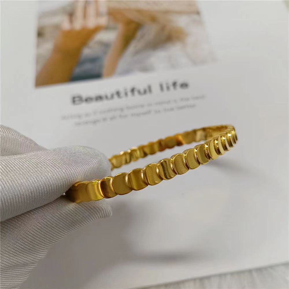 Bracciale ovale geometrico in acciaio al titanio da donna con placcatura in oro 18 carati, ipoallergenico e resistente allo sbiadimento