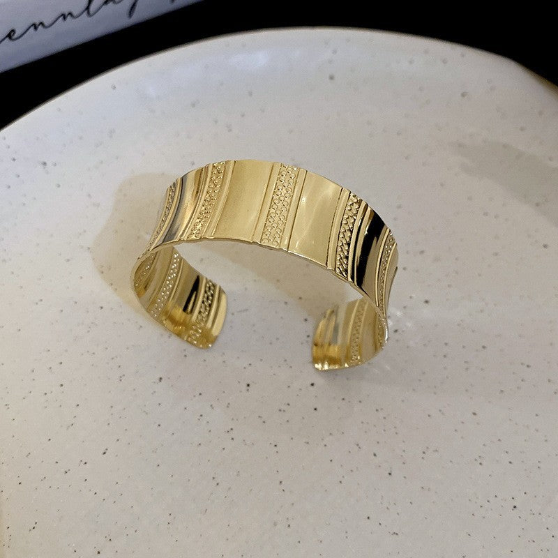 Pulsera Cóncava Irregular Minimalista para Mujer en Aleación de Latón con Acabado Galvánico