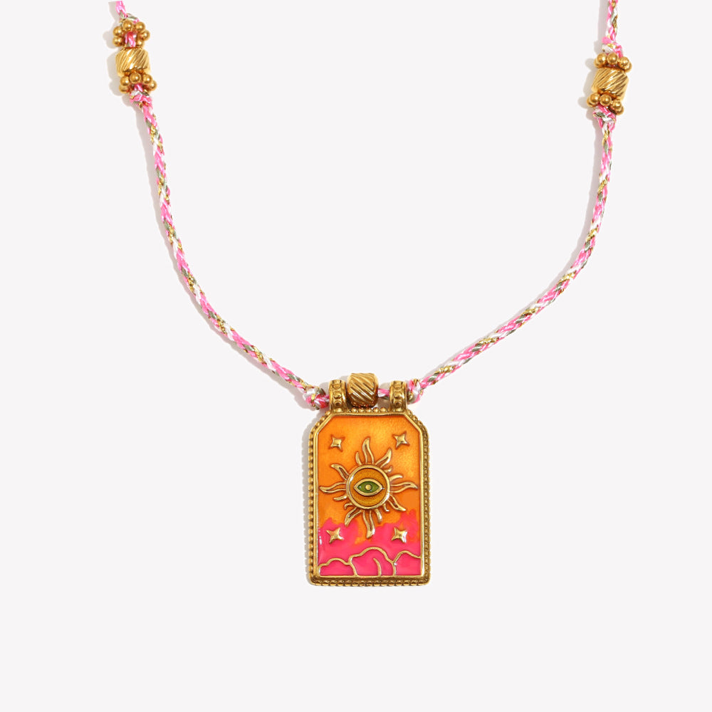 Collana con Pendente Minimalista Geometrico a Forma di Sole Tarocco in Acciaio Inossidabile Placcato Oro 18K con Dettaglio in Smalto su Cordino Regolabile