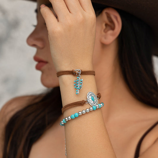 Set di bracciali asimmetrici unici da 4 pezzi con ciondoli a cappello da cowboy e croce, intarsi in turchese, gioielli placcati in lega di ottone di ferro per donna