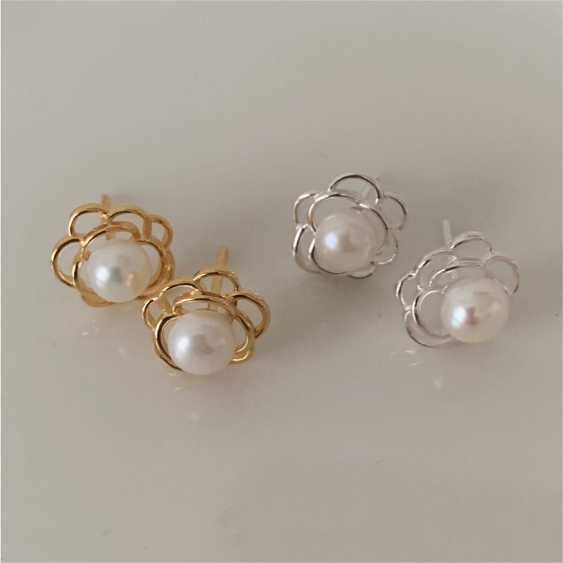 Pendientes de botón minimalistas con perlas florales en plata de ley 925 con baño de oro