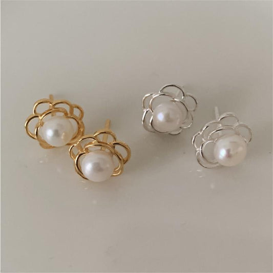 Pendientes de botón minimalistas con perlas florales en plata de ley 925 con baño de oro