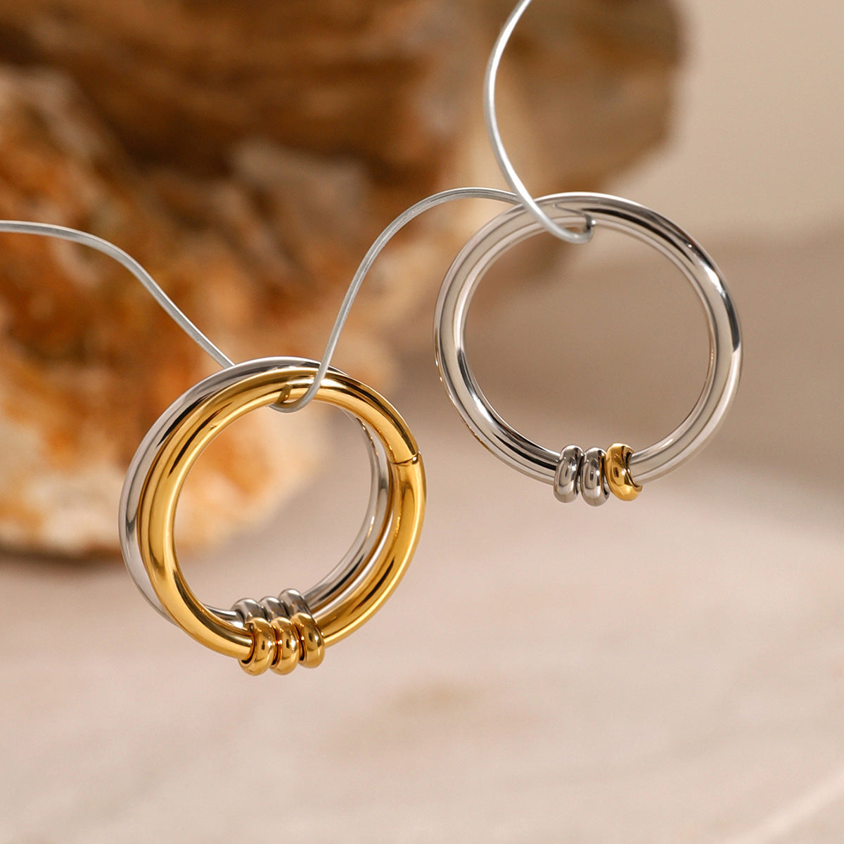 Anello a fascia minimalista da donna in acciaio inossidabile placcato oro 18 carati con design geometrico