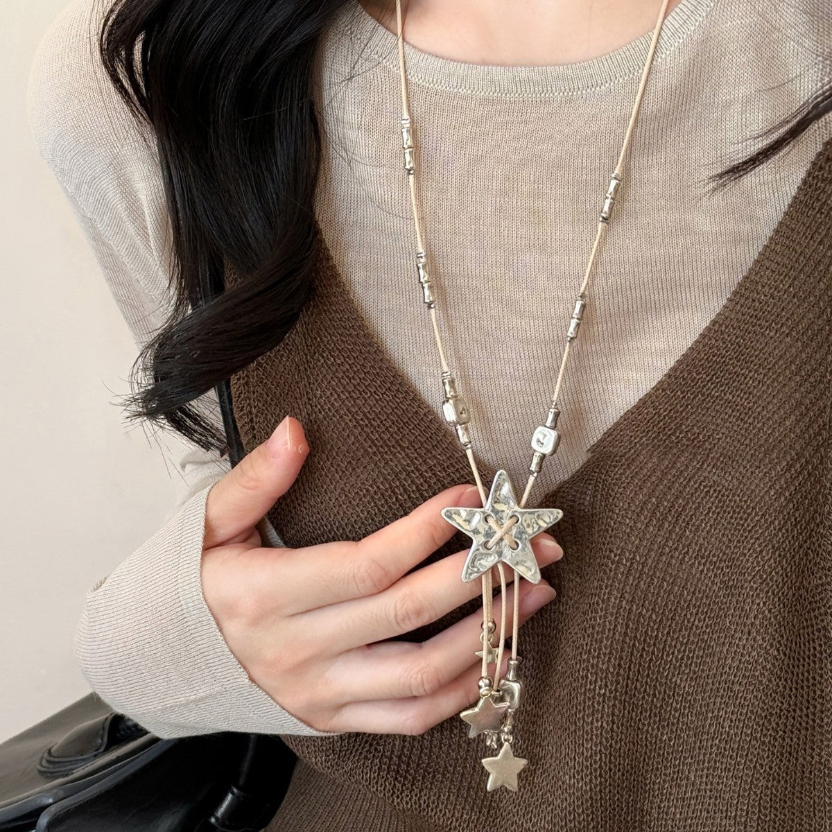 Collana con Pendente Geometrico Minimalista da Donna in Lega con Finitura Elettroplaccata — Catena Leggera per Maglione, Accessorio di Lusso Versatile