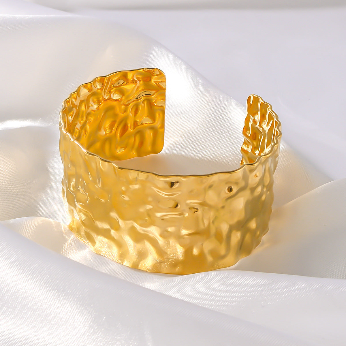 Bracciale rigido aperto da donna in oro 18K placcato, trama martellata minimalista