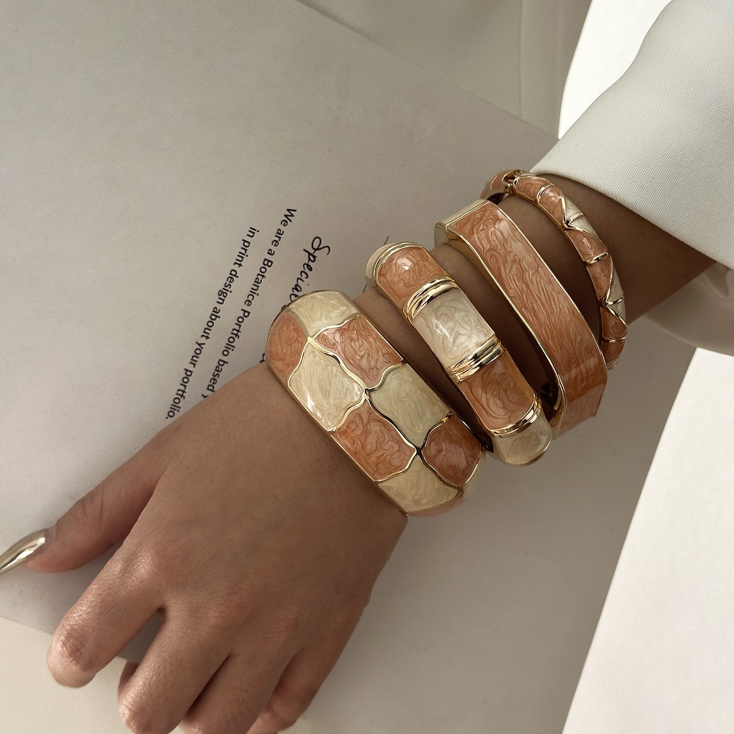 Set di Bracciali in Lega Placcata, con Smalto Geometrico Sgocciolante, alla Moda