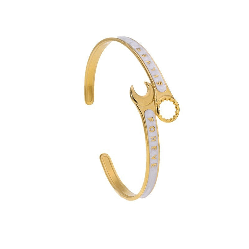 Bracciale a Forma di Chiave Inglese in Acciaio al Titanio con Finitura a Smalto e Placcatura in Oro 18K, Bracciale Aperto Regolabile per Donne