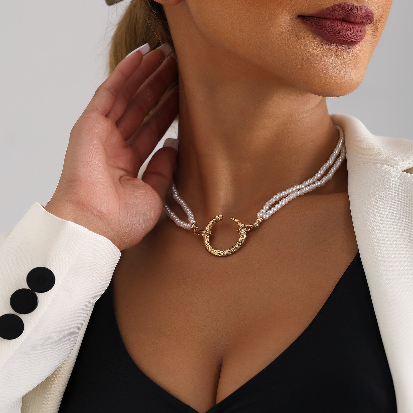 Minimalist Crescent Moon Pendant Necklace for Women with Alloy Chain and Electroplated Finish