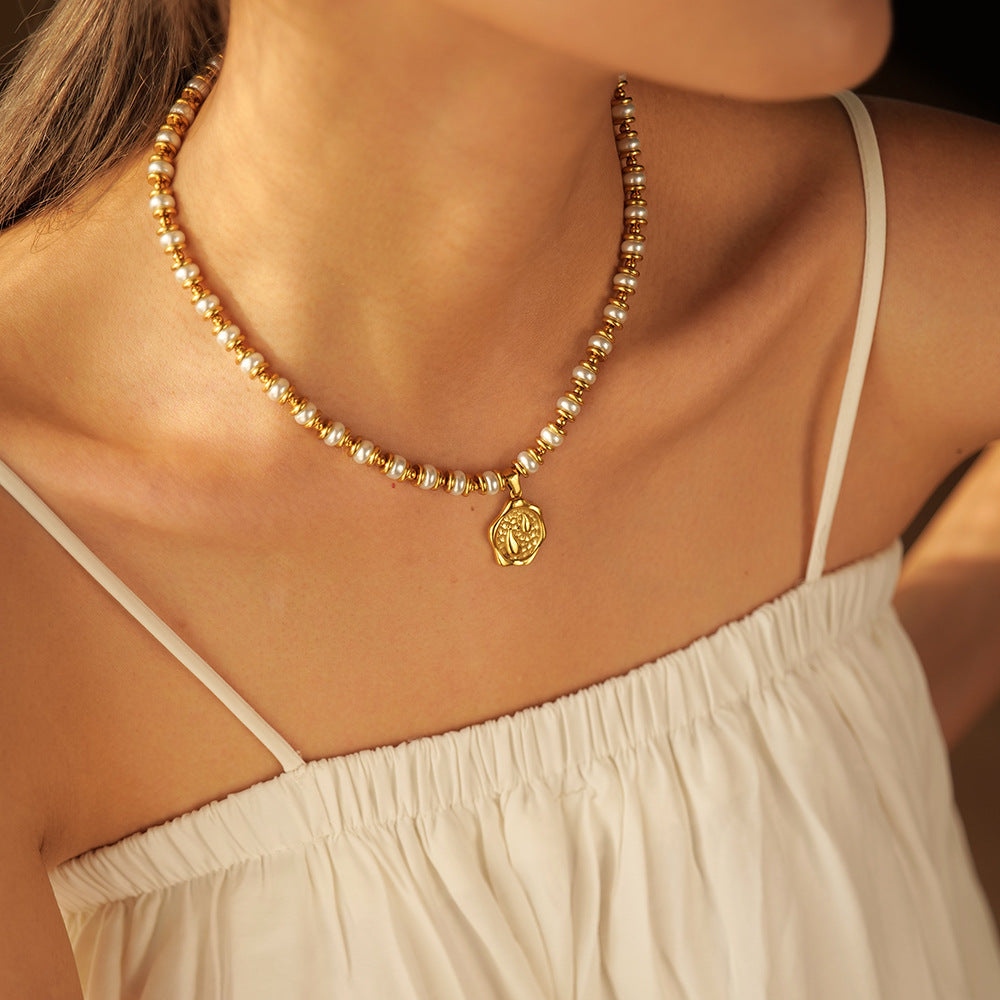 Collana con ciondolo geometrico di tendenza con intarsio di perle, placcata oro 18 carati, con catena a serpente in acciaio inossidabile per donna