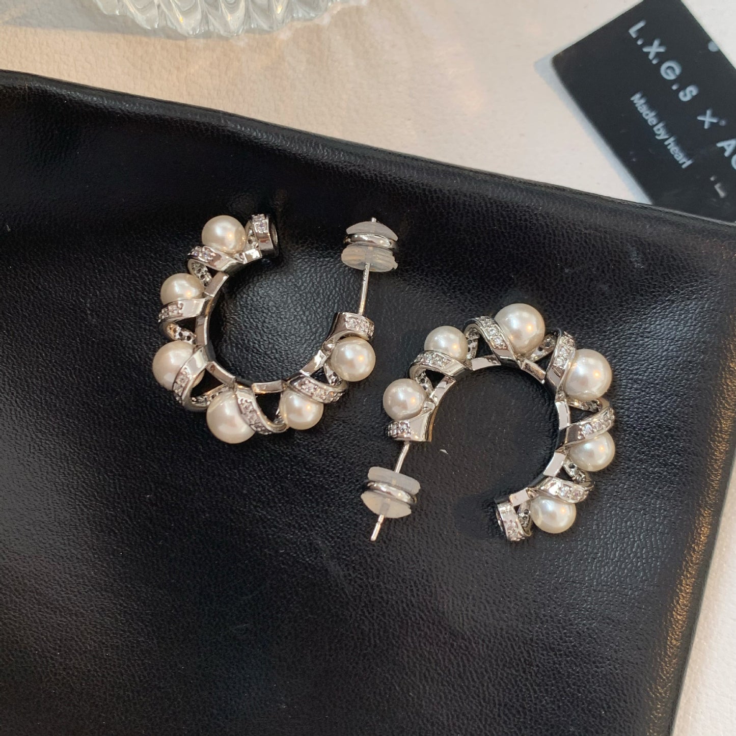 Orecchini a perno eleganti e minimalisti a forma di C con intarsio in zircone per donna